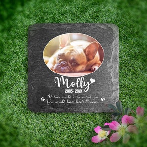 Puede incluir: Un memorial de pizarra gris para mascotas con una foto de un Bulldog Franc&eacute;s. El memorial tiene el nombre "Molly" y las fechas "2005-2019" grabadas en &eacute;l. La inscripci&oacute;n dice "Si el amor te hubiera salvado, habr&iacute;as vivido para siempre..."