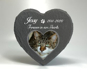 Placa conmemorativa floral para mascotas (gato o perro), de pizarra, con forma de corazón y huella de pata. Marcador de tumba con foto, nombre y fecha (2025).