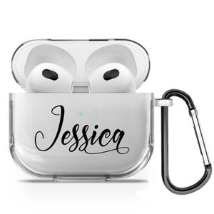 Puede incluir: Estuche transparente de pl&aacute;stico para auriculares inal&aacute;mbricos con un mosquet&oacute;n negro. El estuche tiene el nombre "Jessica" escrito en letras cursivas negras.