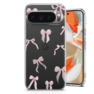 Puede incluir: Funda transparente para teléfono con fondo negro y un patrón de lazos rosas. La funda está diseñada para un teléfono Google Pixel, con recortes para la cámara y otras funciones. Un segundo teléfono es visible en el fondo.