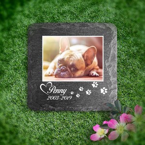 Puede incluir: Un memorial de mascota de pizarra gris con una foto de un bulldog franc&eacute;s. El memorial tiene un coraz&oacute;n, el nombre Penny y las fechas 2003-2019.