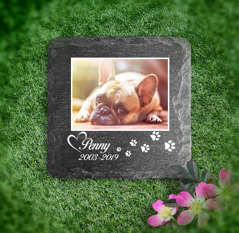 Puede incluir: Un memorial de mascota de pizarra gris con una foto de un bulldog franc&eacute;s. El memorial tiene un coraz&oacute;n, el nombre Penny y las fechas 2003-2019.