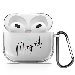 Puede incluir: Una funda transparente de pl&aacute;stico para auriculares inal&aacute;mbricos con un mosquet&oacute;n negro. La funda tiene el nombre "Margaret" escrito en cursiva negra.