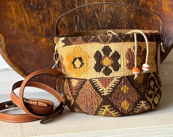 TULU kilim bucket bag with leather handles, vintage ethnic bag with shoulder straps, wool basket bag closed in tobacco bag