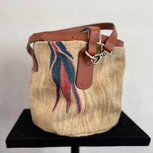 Bolso kilim  vintage ,bolso bombonera de cuero con asas para bandolera. ,cierre en bolsa de tabaco con abalorios decorativos  mide 20x21 cm