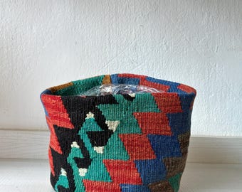 Kilim baskets combine textile tradition with modern functionality. They are both useful and decorative pieces. They measure 18 x 21 cm (diameter).
