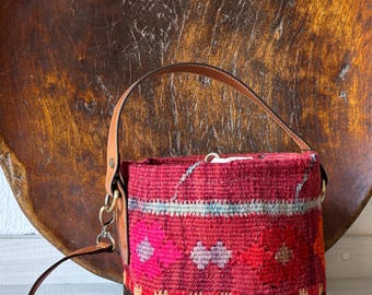 Bolso kilim  vintage ,bolso bombonera de cuero con asas para bandolera. ,cierre en bolsa de tabaco con abalorios decorativos  mide 20x17 cm