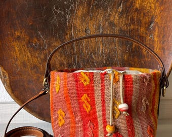 TULU kilim bucket bag with leather handles, vintage ethnic bag with shoulder straps, wool basket bag closed in tobacco bag