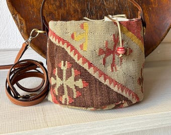 TULU kilim bucket bag with leather handles, vintage ethnic bag with shoulder straps, wool basket bag closed in tobacco bag