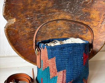 Bolso kilim  vintage ,bolso bombonera de cuero con asas para bandolera. ,cierre en bolsa de tabaco con abalorios decorativos  mide 20x21 cm