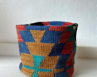 Kilim baskets combine textile tradition with modern functionality. They are both useful and decorative pieces. They measure 18 x 21 cm (diameter).