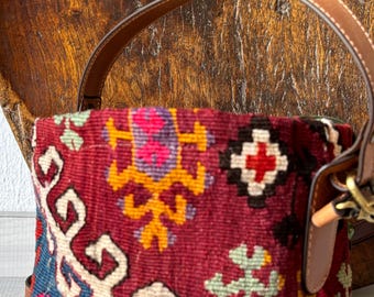 Bolso kilim  vintage ,bolso bombonera de cuero con asas para bandolera. ,cierre en bolsa de tabaco con abalorios decorativos  mide 20x17 cm