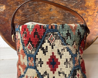 Bolso kilim vintage ,bolso bombonera de cuero con asas para bandolera ,cierre en bolsa de tabaco con abalorios decorativos  mide 20x17cm dud
