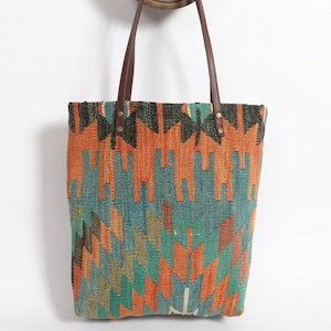 Bolso kilim turco con asas de cuero, bolso tote, bolso bandolera ,bolso de hombro hecho  a mano bolso de hombro kilim ,bolso para el iPad.