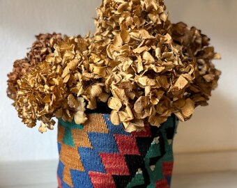 Kilim baskets combine textile tradition with modern functionality. They are both useful and decorative pieces. They measure 24 x 26 cm (diameter).