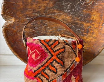 Bolso kilim vintage ,bolso bombonera de cuero con asas para bandolera ,cierre en bolsa de tabaco con abalorios decorativos  mide 20x17 cmddd