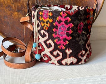 Bolso kilim  vintage ,bolso bombonera de cuero con asas para bandolera. ,cierre en bolsa de tabaco con abalorios decorativos  mide 20x17 cm