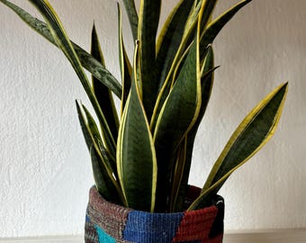 Kilim baskets combine textile tradition with modern functionality. They are both useful and decorative pieces. They measure 18 x 21 cm (diameter).