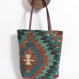 Bolso kilim vintage 40x38x10 cm con asas de cuero de 75 cm  ,kilim bolso de alfombra, bolso tote con forro interior, bolso con diseño etnico