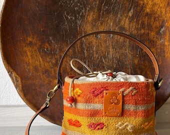 TULU kilim bucket bag with leather handles, vintage ethnic bag with shoulder straps, wool basket bag closed in tobacco bag