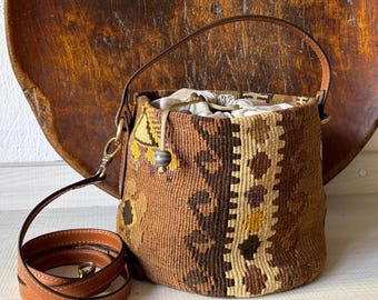 TULU kilim bucket bag with leather handles, vintage ethnic bag with shoulder straps, wool basket bag closed in tobacco bag
