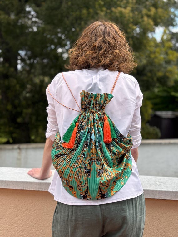 Bolsa plissada estilo Issey Miyake com design Mochila ikat