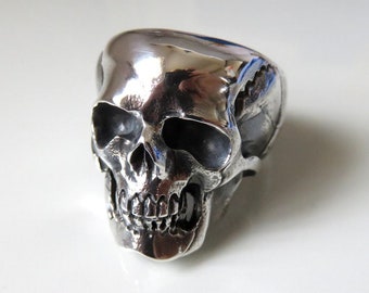 Anel de caveira anatômico em prata esterlina: Memento Mori Biker Jewelry