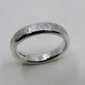 ソリッド 9ct ホワイト ゴールド テクスチャード ヘビー 5 mm オーバル コート セクション リング 結婚指輪 エンゲージリング