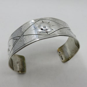 Brazalete vintage de plata de ley con grabado Navajo de 35 gramos