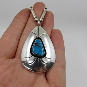 Collar con colgante de cuentas turquesas en forma de caja de sombra Navajo de plata esterlina vintage, peón antiguo, 45,7 cm de largo, 46,5 gramos, flor de calabaza, firmado por el artesano.