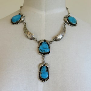 Collar con colgante de turquesa navajo vintage en plata de ley, 40,6 cm de largo y 48 gramos, en flor de calabaza, del artesano LR Jake.