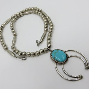 Collar con colgante de cuentas de turquesa navajo naja de plata de ley vintage, estilo antiguo peón, 50,8 cm de largo, 36,5 gramos, flor de calabaza.