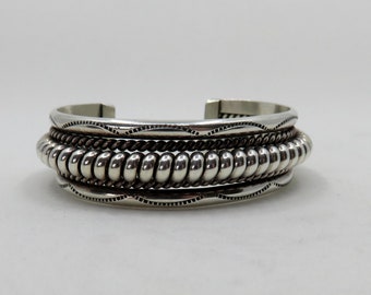 有名なTAHE職人一家によるヴィンテージスターリングシルバーナバホ