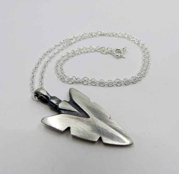 Impressive Vintage Native American Navajo Sterling Silver Arrowhead Necklace Impressive Vintage Native American Navajo Sterling Silver Arrowhead Necklace
