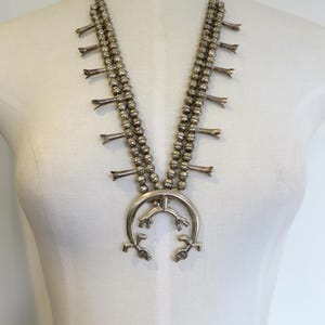 Collar vintage de plata de ley con toba fundida en flor de calabaza, hombre arcoíris, navajo, 61 cm de largo, 67 gramos.