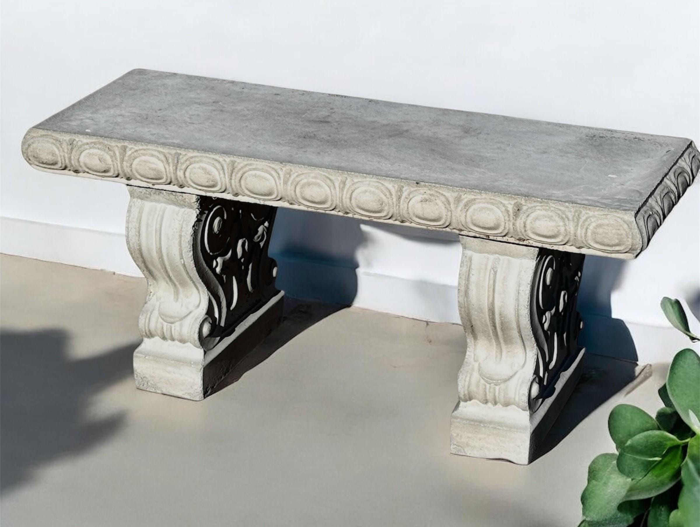 banco en el parque en un muro de piedra 9224355 Foto de stock en Vecteezy, image size:2400x1808