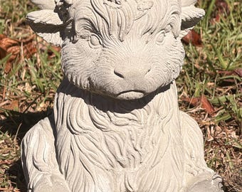 Highland Cow Cement Statue with Flower Crown, Small Highland Cow Garden Figurine, Farmhouse Decor, Cow Lover Gift