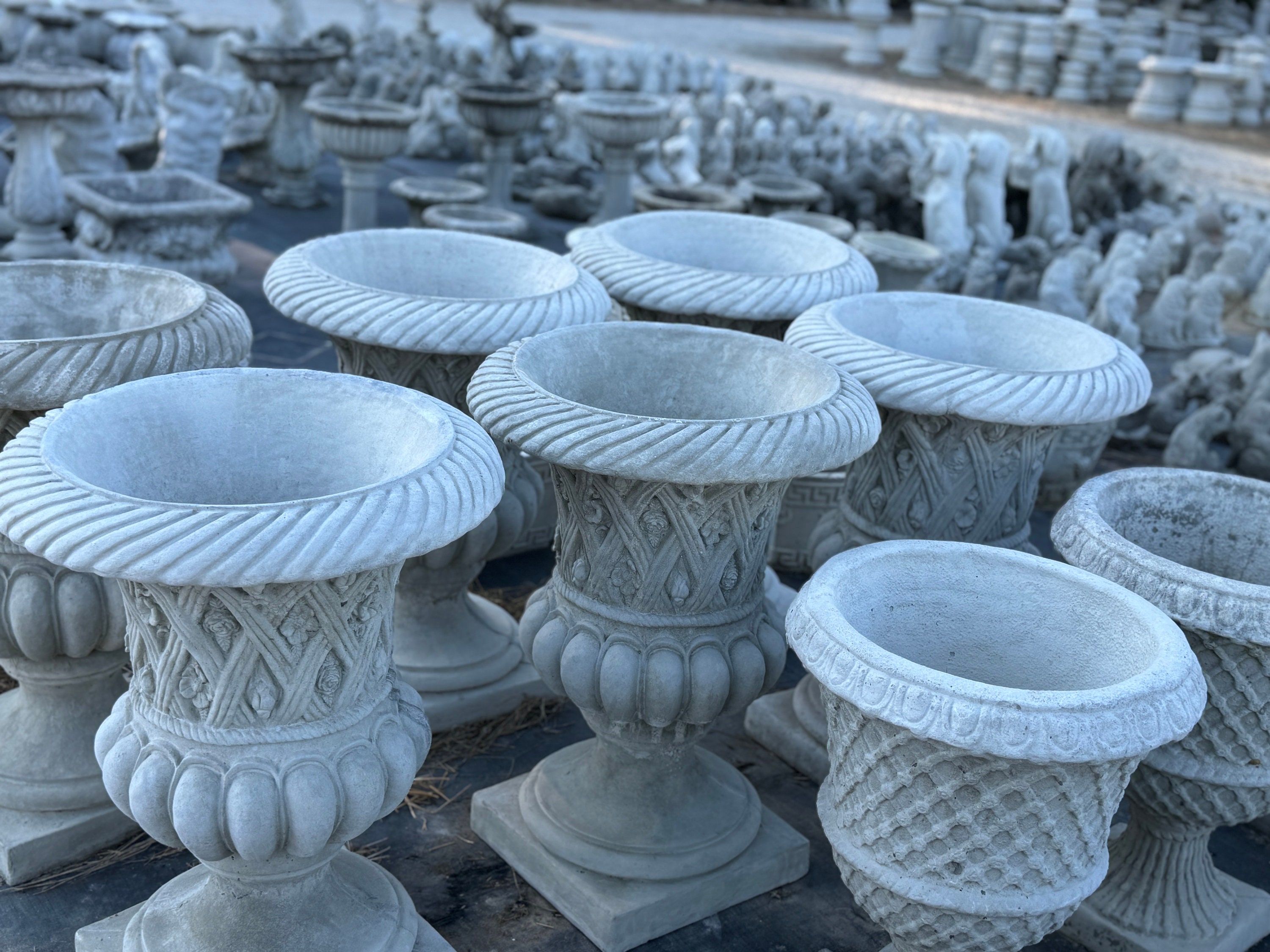 Par de grandes urnas de hormigón con roseta: macetas para patio, jardín,  entrada y decoración del hogar. - Etsy México, image size:3000x2250