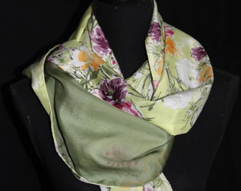 Zacht & licht, dubbelzijdig zuivere zijde mousseline sjaal in groene tinten en warme gekleurde bloemmotief