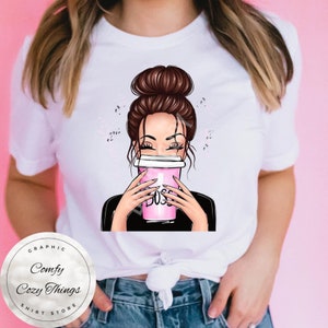 Camiseta de la jefa morena: moño despeinado, copa rosa