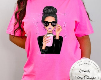 Camiseta Girl Boss: Cabelo escuro, coque bagunçado, óculos de sol