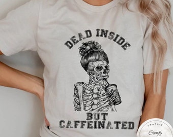 Camiseta de esqueleto muerta por dentro pero con cafeína