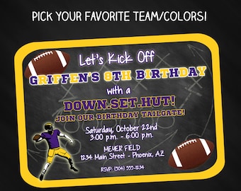 Puede incluir: Una pizarra negra con ribete amarillo, un campo de fútbol dibujado en ella y el texto "Let's Kick Off Griffens 8th Birthday with a Down.Set.Hut! Join our Birthday Tailgate!" en morado y amarillo. El texto debajo dice "Saturday, October 22nd 3:00 pm - 6:00 pm. Meyer Field 1234 Main Street - Phoenix, AZ RSVP (304) 555-1234".