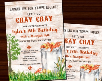 Puede incluir: Una invitación de estilo rústico para una fiesta de cumpleaños con un hervido de cangrejos de río. La invitación presenta un fondo de madera con el texto "Let's Go Cray Cray" y "Tyler's 18th Birthday with a Crawfish Boil". La invitación también incluye un dibujo de una olla de cangrejos de río con un fondo verde y marrón.