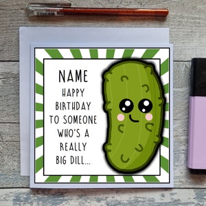 Peut inclure: Une carte d'anniversaire verte et blanche avec un cornichon de dessin anim&eacute; et le texte "NAME Joyeux anniversaire &agrave; quelqu'un qui est un vrai gros cornichon..."