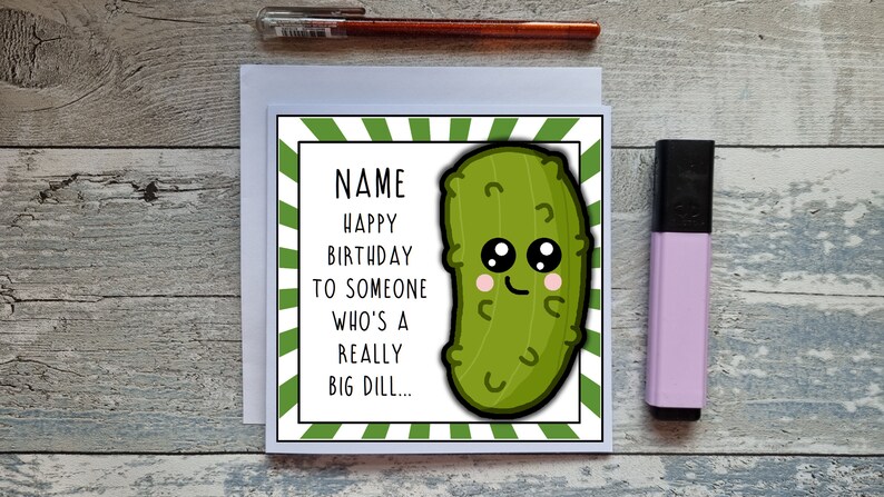 Peut inclure: Une carte d'anniversaire verte et blanche avec un cornichon de dessin anim&eacute; et le texte "NAME Joyeux anniversaire &agrave; quelqu'un qui est un vrai gros cornichon..."