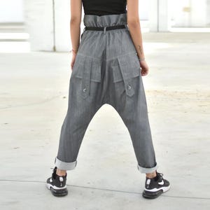 Pantalones harén de mezclilla, pantalones holgados extravagantes, pantalones de tiro caído, pantalones modernos, pantalones vanguardistas de tiro alto, ropa de talla grande para mujer.