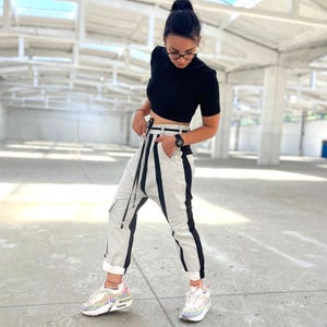 Pantalones cargo vaqueros estilo harem con cintura alta, vaqueros futuristas extravagantes de tiro bajo estilo Y3K, pantalones holgados vanguardistas en blanco y negro.
