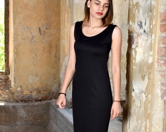 Schwarzes Midi-Tankkleid, minimalistisches Kleid, elegantes Kleid, ärmelloses Damenkleid, urbane Kleidung, tailliertes Kleid, schlichtes bequemes Kleid