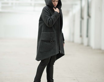 Wintermantel mit Kapuze, Gothic Mantel, schwarzer Kapuzenmantel mit großen Taschen, asymmetrischer Mantel, Kleidung in Übergröße, mittlere Oberschenkeljacke
